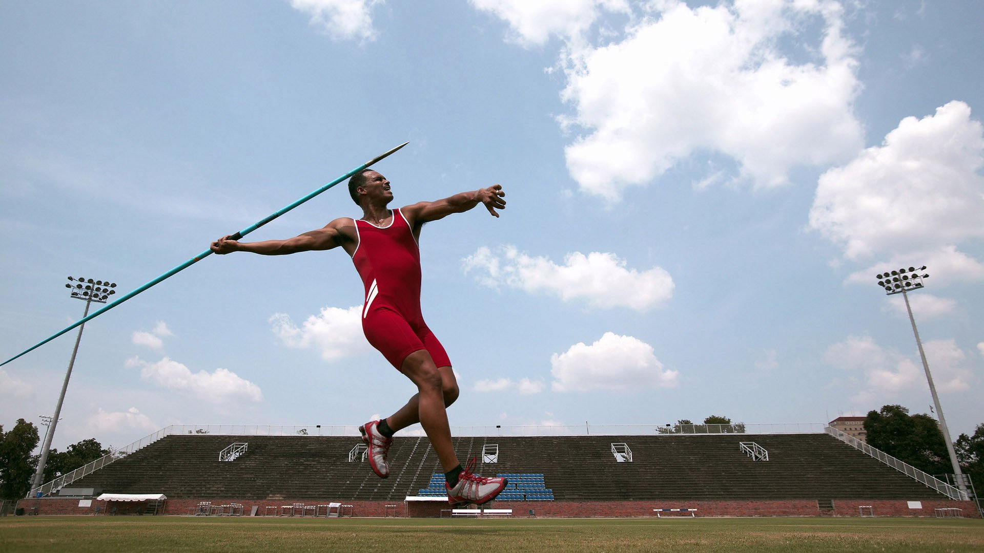 “足球+文化+科技”新模式带动行业跨界融合，行业未来可期，和足球相关的产业